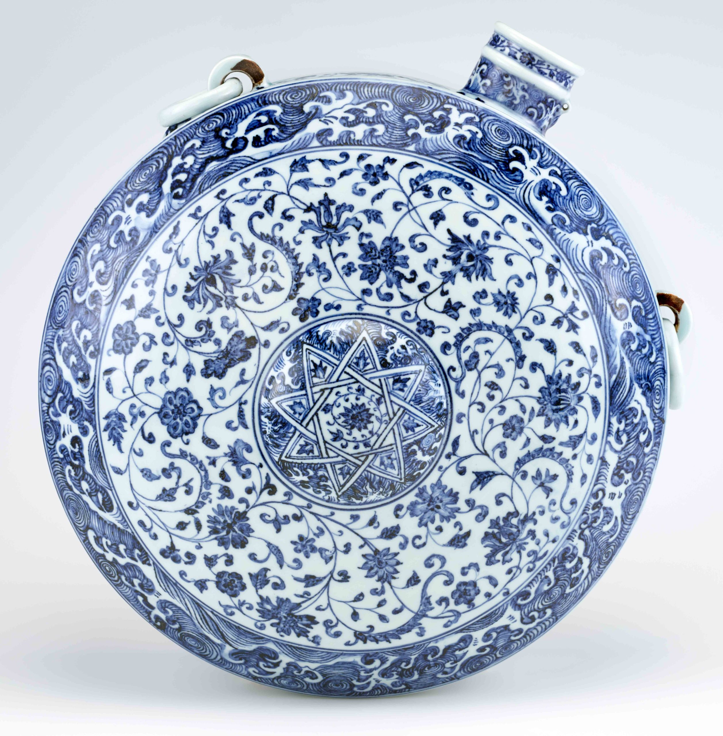 Canteen, Ming dynasty, early 15th century, Jingdezhen ware, porcelain with cobalt pigment under colorless glaze, China, Jiangxi province, Jingdezhen, 46.9 × 41.8 × 21.3 cm (Freer Gallery of Art, Smithsonian Institution, Washington, DC: Purchase — Charles Lang Freer Endowment, F1958.2)