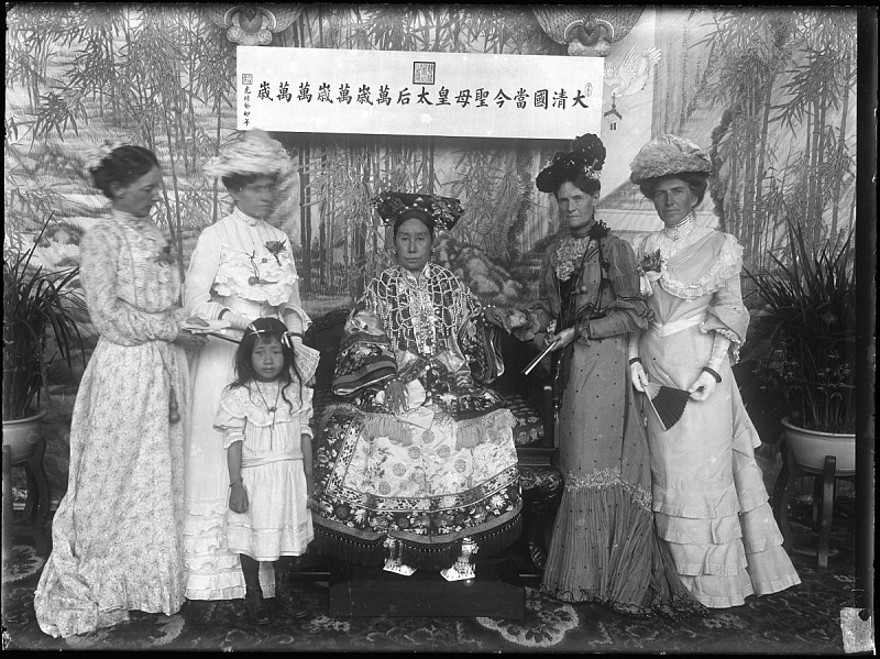 Xunling, The Empress Dowager Cixi with foreign envoys' wives in Leshoutang, Summer Palace, Beijing, 1903-05, China, glass plate negative, 24.1 x 17.8 cm (Freer Gallery of Art and Arthur M. Sackler Gallery Archives. Smithsonian Institution, Washington, DC, Purchase, FSA.A.13, Item FSA A.13 SC-GR-249)
