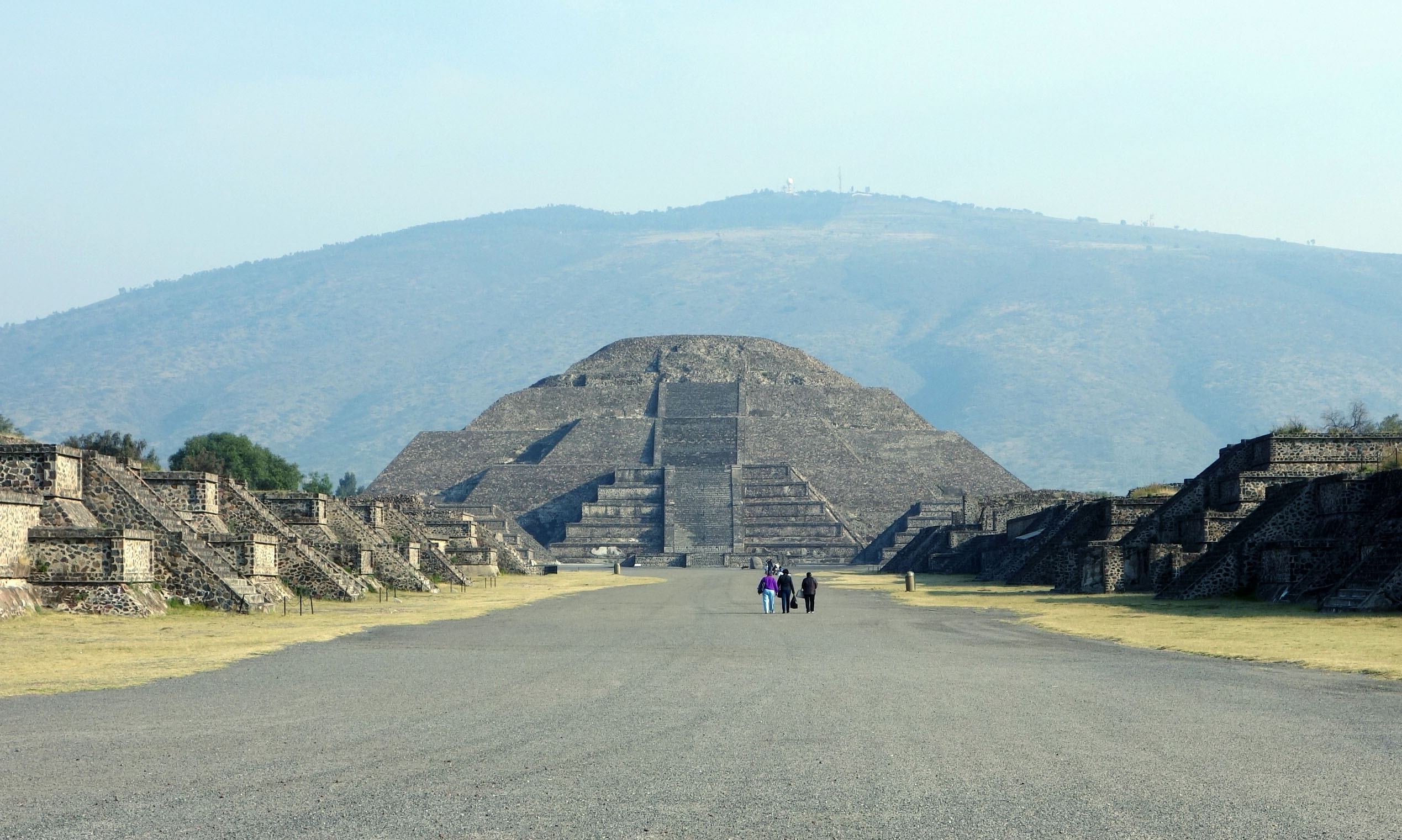 Smarthistory – Pyramid of the Moon and Pyramid of the Sun, Teotihuacan