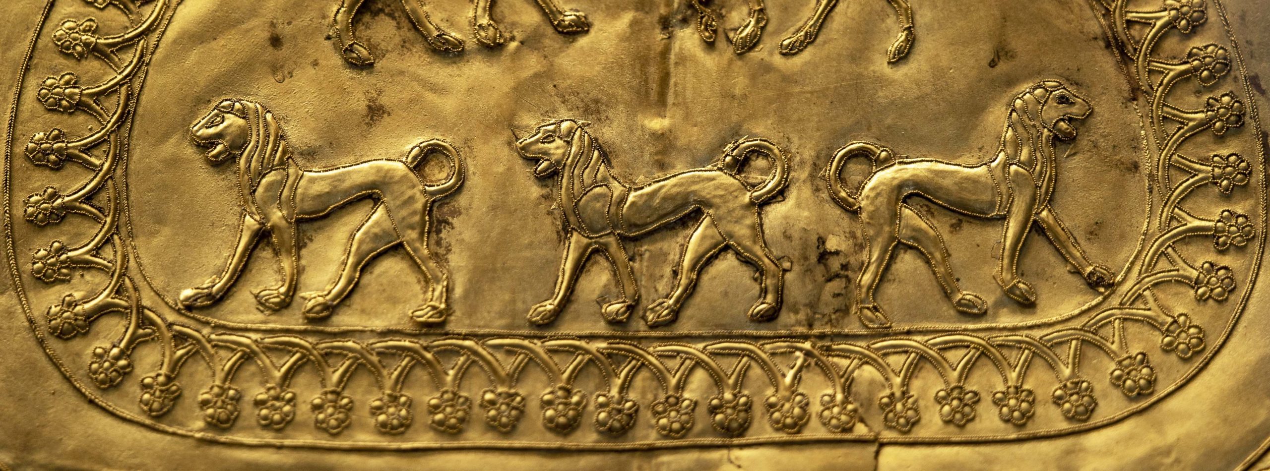 Three Lions (detail), Fibula (rear chamber, Regolini-Galassi Tomb, Cerveteri), 670–650 B.C.E., gold, 29.2 cm long (photo: Steven Zucker, CC BY-NC-SA 2.0, Museo Gregoriano Etrusco, Musei Vaticani)