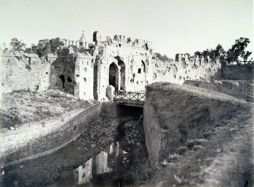 The Kashmir Gate, shown here in a photo by Robert and Harriet Tytler, was a strategically-important part of the fortifications of Delhi and the scene of a major assault by the British Army during the siege of 1857. Robert Christopher Tytler and Harriet Tytler, Cashmere Gate, Delhi, 1858, photograph (© British Library)