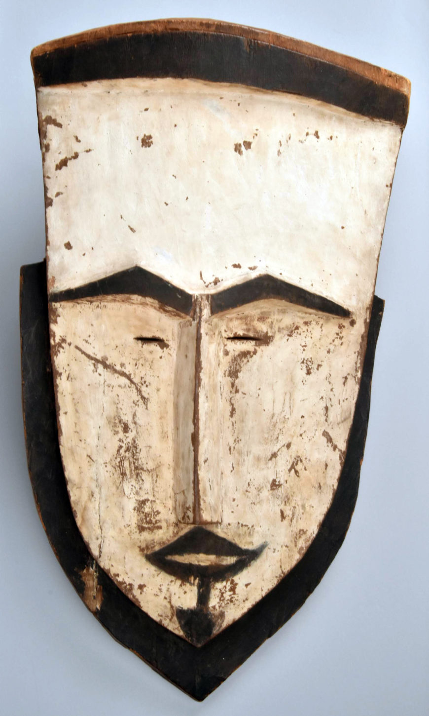 Painted mask (tapuanu) made of breadfruit wood, coconut fibre cord and natural pigments (lime and coal?), 19th century, Caroline Islands, from the Satawan Atoll, 65 x 36 cm (© Trustees of the British Museum)