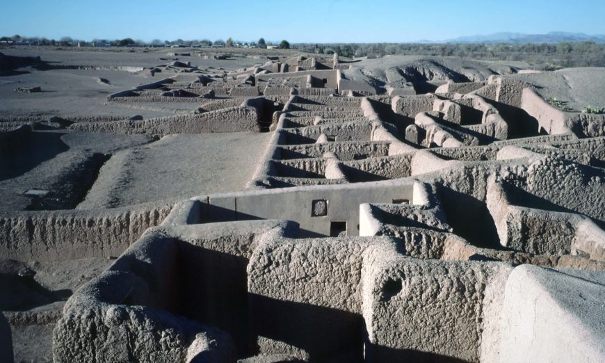 Residential areas, Paquimé, c. 1150–1350 C.E., Chihuahua, Mexico (photo: HJPD , CC BY-SA 3.)