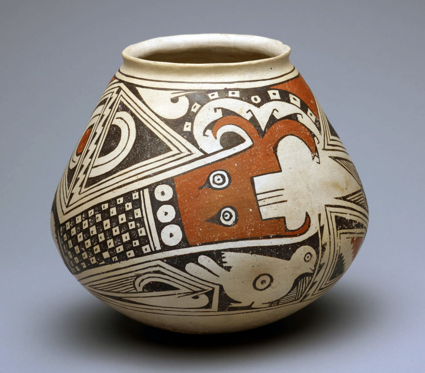 Jar with Two Plumed or Horned Serpents with Birds and P-shaped Motifs, 1280–1450, ceramic and pigment, Casas Grandes, Ramos Polychrome, New Mexico, U.S. or Chihuahua, Mexico, 21.6 x 24.1 cm (Art Institute of Chicago)