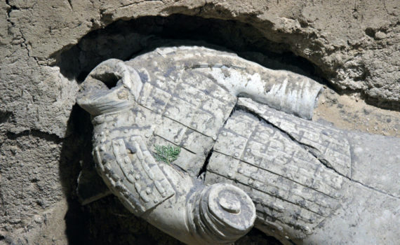 Detail view of the upper body of a warrior whose head has gotten detached, Tomb of the First Emperor