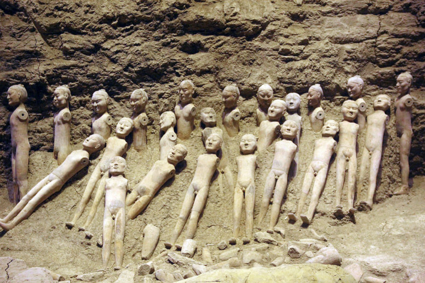 Earthenware figurines, between 30 and 60 cm. Before 141 B.C.E. Excavated at the Mauseoleum of Prince Jing at Yangling, Shaanxi Province, Han Yangling Museum