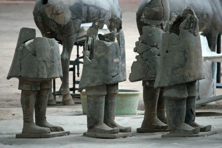 Detail of lower part of incompletely reconstructed Terracotta Warriors (photo: eviltomthai, CC BY 2.0)