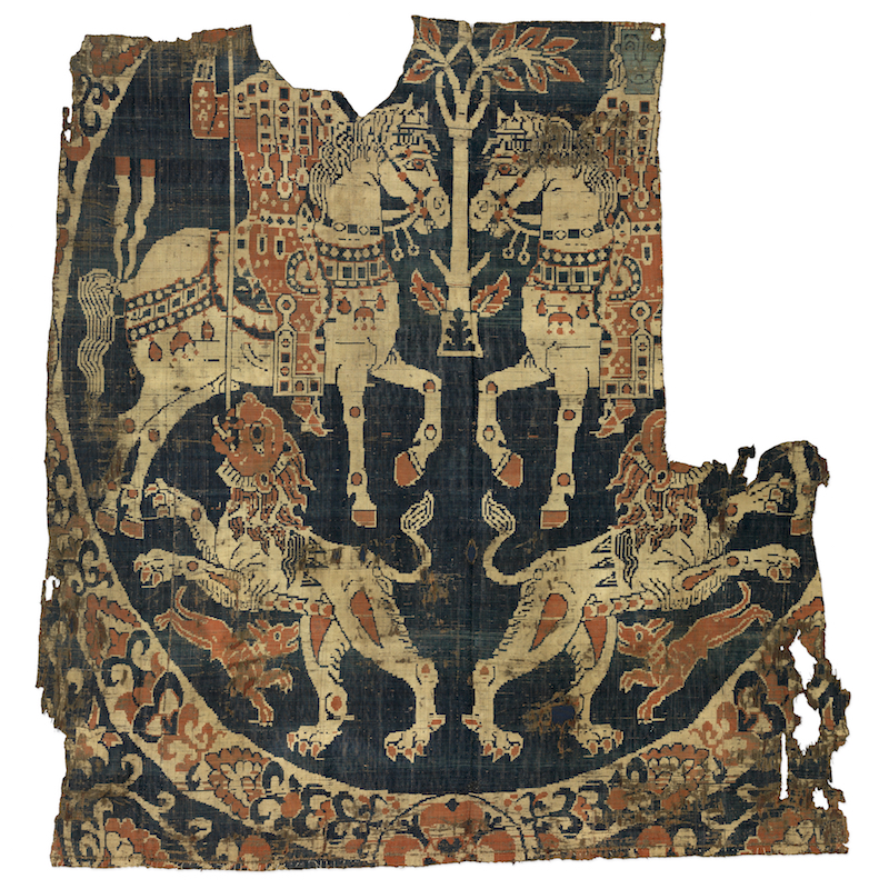 Silk fragment with imperial hunters (Mozac Hunter silk), Byzantine, possibly 8th or 9th century, Musée des Tissus, Lyon (<a href="https://silkroaddigressions.com/2018/03/09/the-mozac-hunter-silk/">photo: Pierre Verrier</a>)