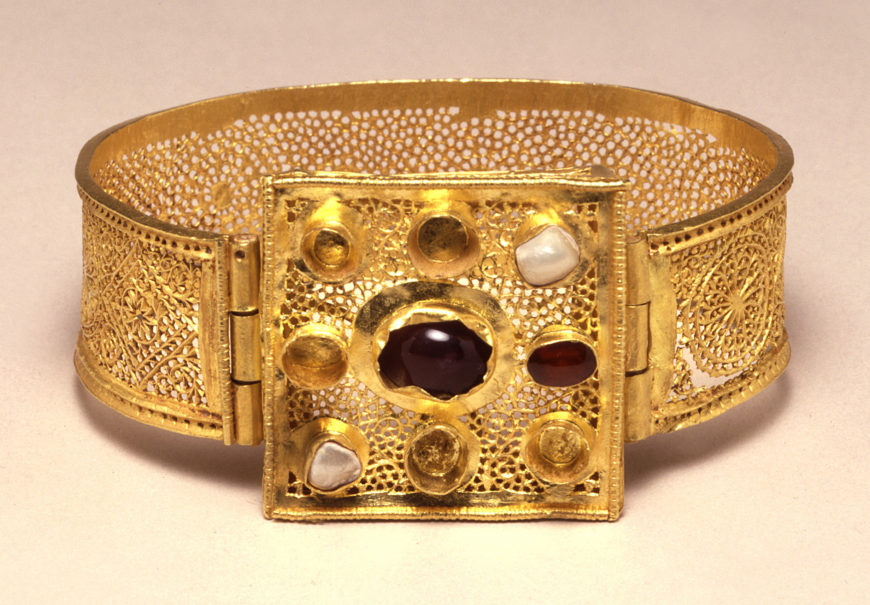 Example of <em>opus interrasile</em>, Bracelet with Jewelled Clasp, 4th century, gold and gems, 3.5 x 7.4 cm (©<a href="http://museum.doaks.org/objects-1/info?query=mfs%20any%20%22jewellery%22&sort=9&page=5">Dumbarton Oaks</a>)
