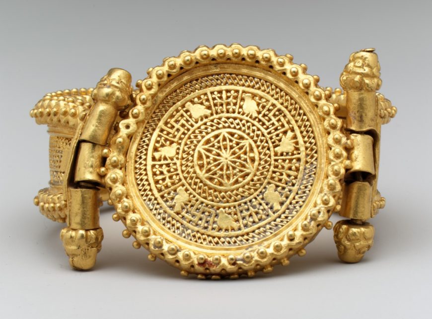 Bracelet, Roman-Byzantine, Rome (?), c. 400, gold, c. 7 x 6 x 5 cm, 162g, (<a href="https://www.metmuseum.org/art/collection/search/464075">The Metropolitan Museum of Art<a/>)