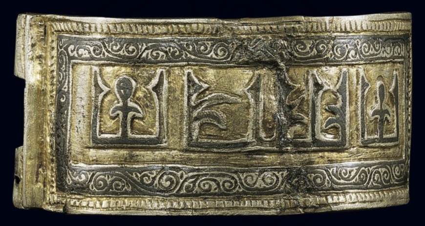 Bracelet with repoussé pseudo-Arabic motifs within a scrollwork frame, 11th century, silver-gilt and niello, diam. 6 cm, (© <a href="https://www.benaki.org/index.php?option=com_collectionitems&view=collectionitem&id=108061&Itemid=540&lang=en">Benaki Museum</a>)