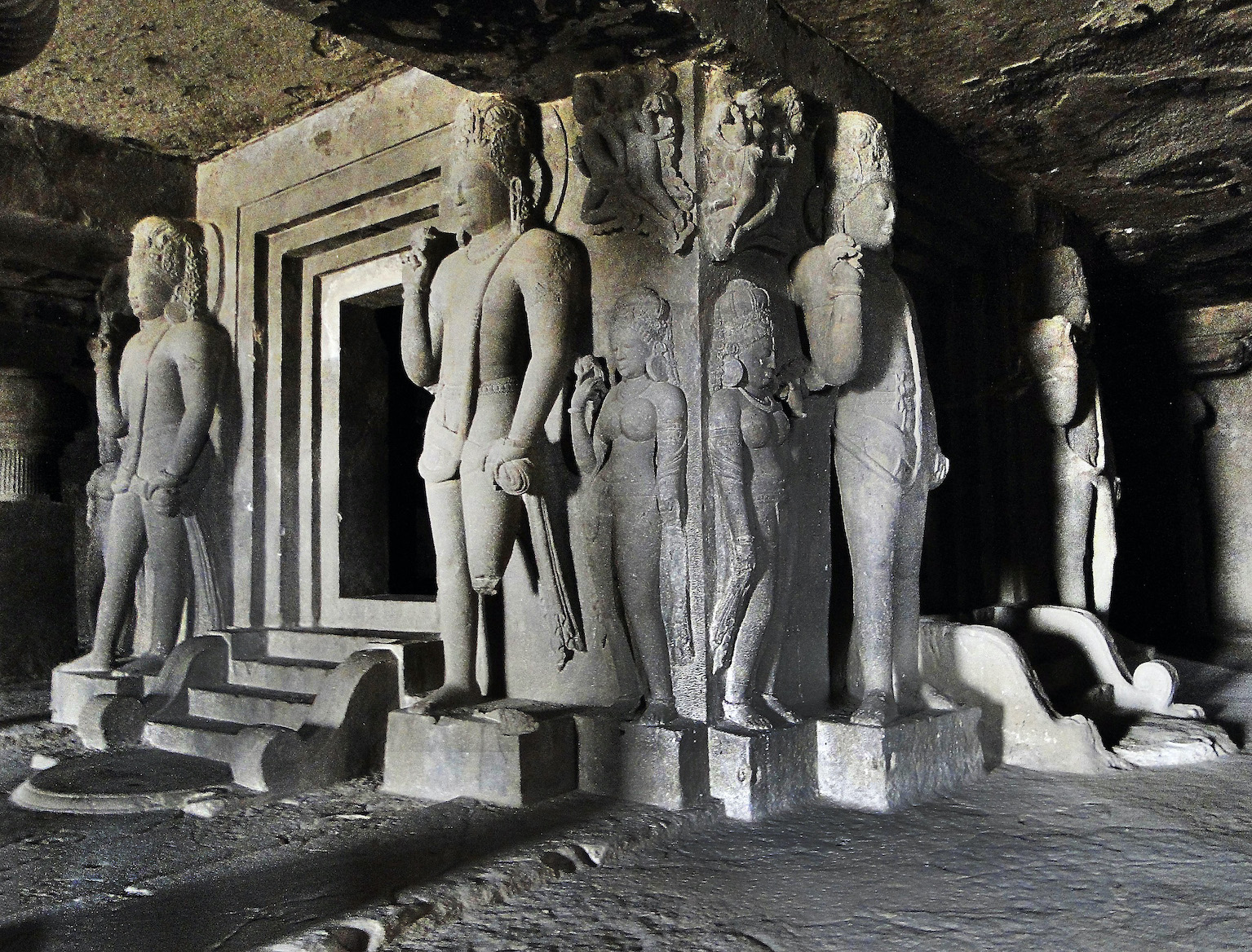 Linga shrine in Cave 29, c. mid-6th century, Ellora (photo: Ronakshah1990, CC BY-SA 4.0)