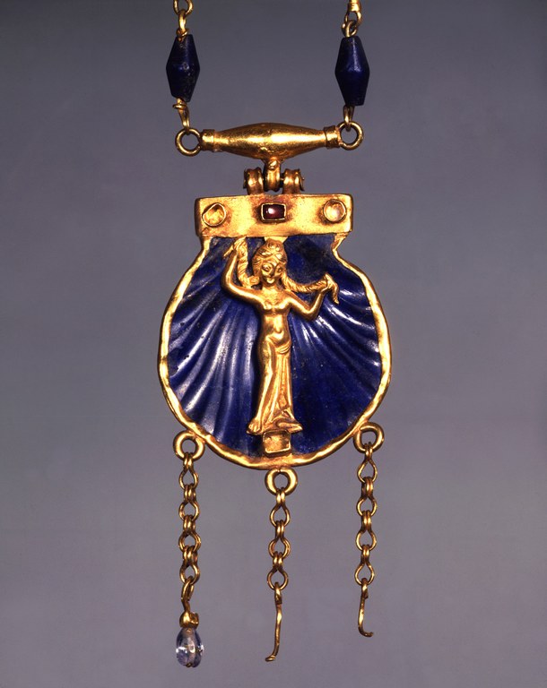 Necklace with Pendant of Aphrodite Anadyomene, early 7th century, gold and lapis lazuli, 43.2 x 20.3 x 1.9 cm (photo: © <a href="http://museum.doaks.org/objects-1/info/27003">Dumbarton Oaks</a>)