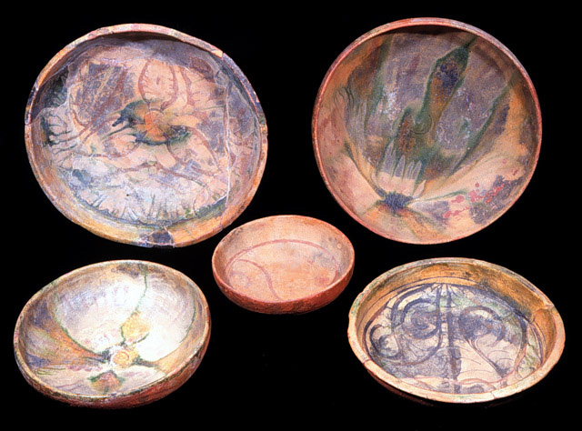 Islamic ceramic vessels (glazed sgraffito and splashware) recovered from the Serçe Limanı shipwreck off the coast of Turkey, eleventh century (© <a href="https://nauticalarch.org/projects/serce-limani-shipwreck-excavation/">Institute of Nautical Archaeology</a>)