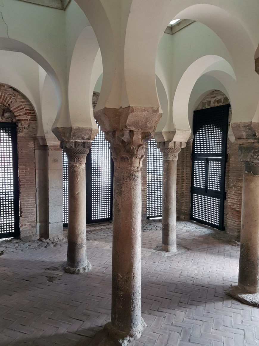 Interior, Mosque of Bāb al-Mardūm, 999/1000 C.E. (photo: peuplier, CC BY 2.0)