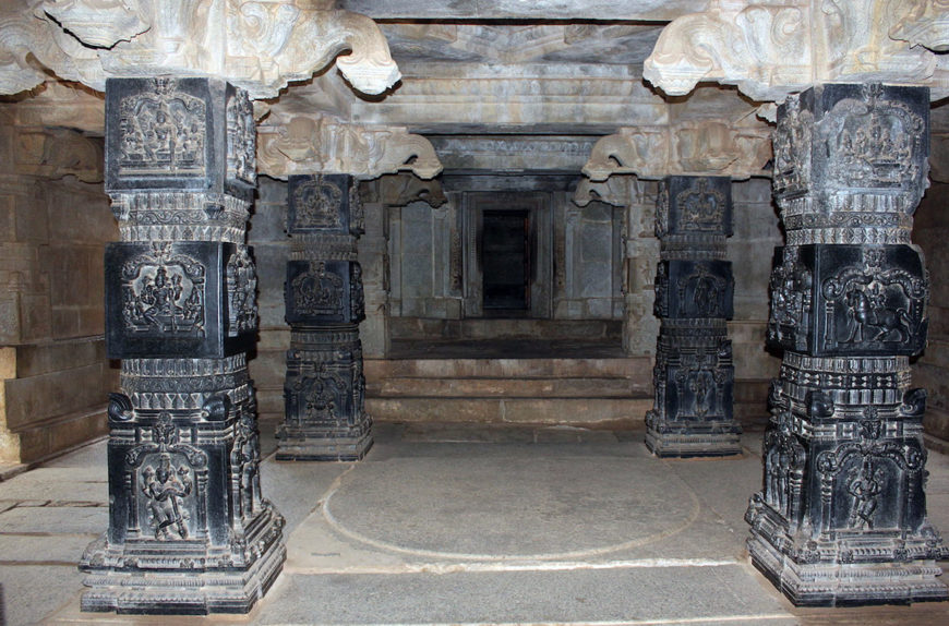Finely carved black stone pillars of the Ramachandra Temple, in the city of Vijayanagara (photo: Aravindreddy.d, CC BY-SA 3.0)