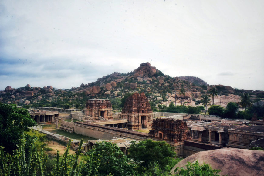 The ruins of Vijaynagar empire in the landscape of Hampi (photo: Arunjayantvm, CC BY-SA 4.0)