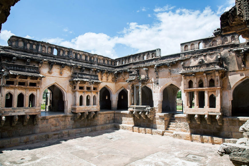 Interior of the "Queen's Bath," the city of Vijayanagara (photo: Shivajidesai29, CC BY-SA 4.0)