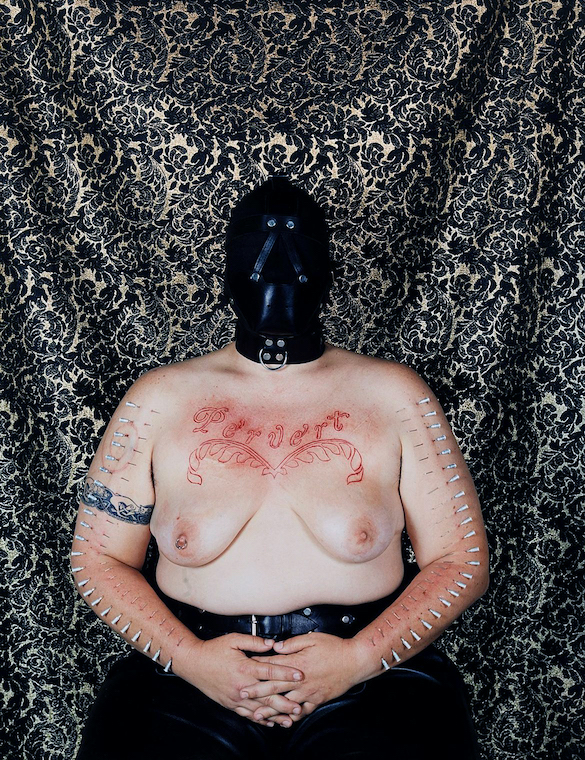 Catherine Opie, Self-Portrait/Pervert, 1994, chromogenic print, 101.6 x 75.9 cm (Guggenheim © Catherine Opie)