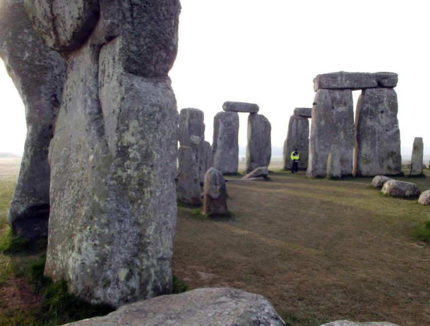 Stonehenge, Salisbury Plain, Wiltshire, England, c. 2550–1600 B.C.E., circle 97 feet in diameter, trilithons: 24 feet high (photo: Stonehenge Stone Circle, CC BY 2.0)