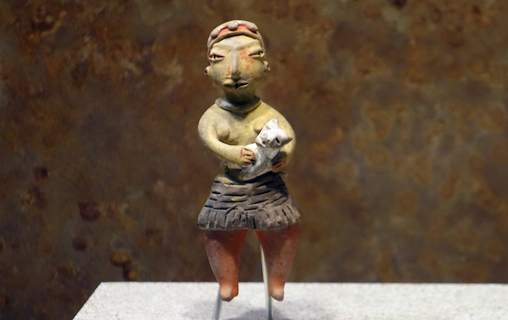 Tlatilco figurine of a woman with a dog, Tlatilco, c. 1200–600 B.C.E., ceramic (National Museum of Anthropology, Mexico City) (photo: Steven Zucker, CC BY-NC-SA 2.0)
