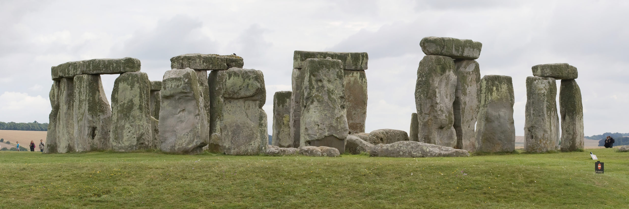 Stonehenge, Salisbury Plain, Wiltshire, England, c. 2550–1600 B.C.E., circle 97 feet in diameter, trilithons: 24 feet high (photo: Maedin Tureaud, CC BY-SA 3.0)
