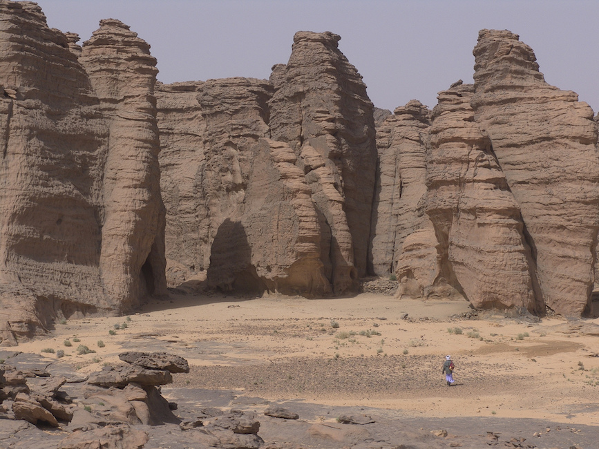 The Tassili plateau, hailed as “the greatest center of prehistoric art in the world”: undercuts at cliff bases have created rock shelters with smooth walls ideal for painting and engraving. The Tassili’s unique geological formations of eroded sandstone rock pillars and arches—“forests of stone”—resemble a lunar landscape. (photo: Marina & Enrique, CC BY-NC-ND 2.0)