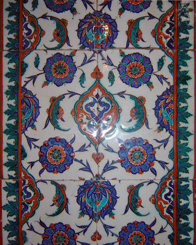 Iznik tiles in the Selimiye Mosque, Edirne (photo: Orhan Bilgin "Zargan" CC BY-SA 3.0) https://commons.wikimedia.org/wiki/File:Iznik_tiles_in_Selimiye_Mosque.JPG