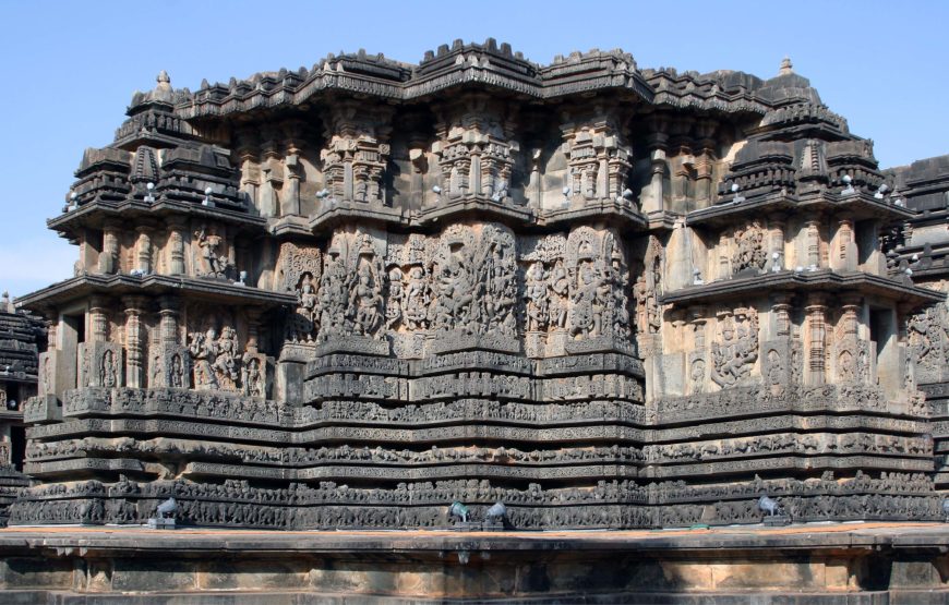Three-part division of the walls, Hoysaleshvara temple, view from the southwest (photo: Katherine Kasdorf)