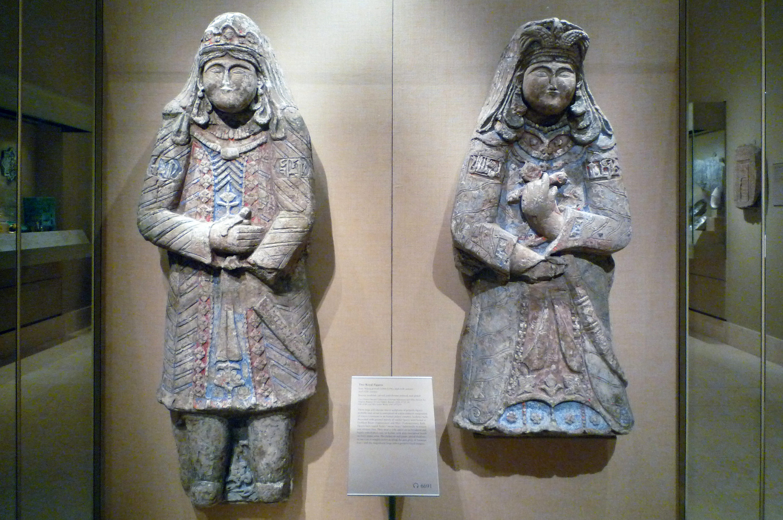 Two Royal Figures, Iran (Saljuq period), mid 11th - mid 12th c., painted and gilded stucco (Metropolitan Museum of Art; photo: Steven Zucker, CC BY-NC-SA 2.0)