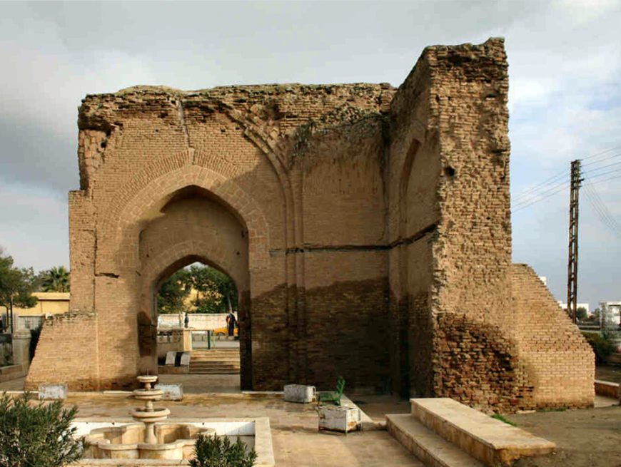 Baghdad Gate, 8th century, Ar-Raqqah, Syria (photo: CC BY-SA 3.0)