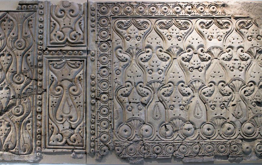 Panel in the 'bevelled style', Samarra, stucco, (Museum of Islamic Art, Berlin; photo: Miguel Hermoso Cuesta, CC BY-SA 4.0)