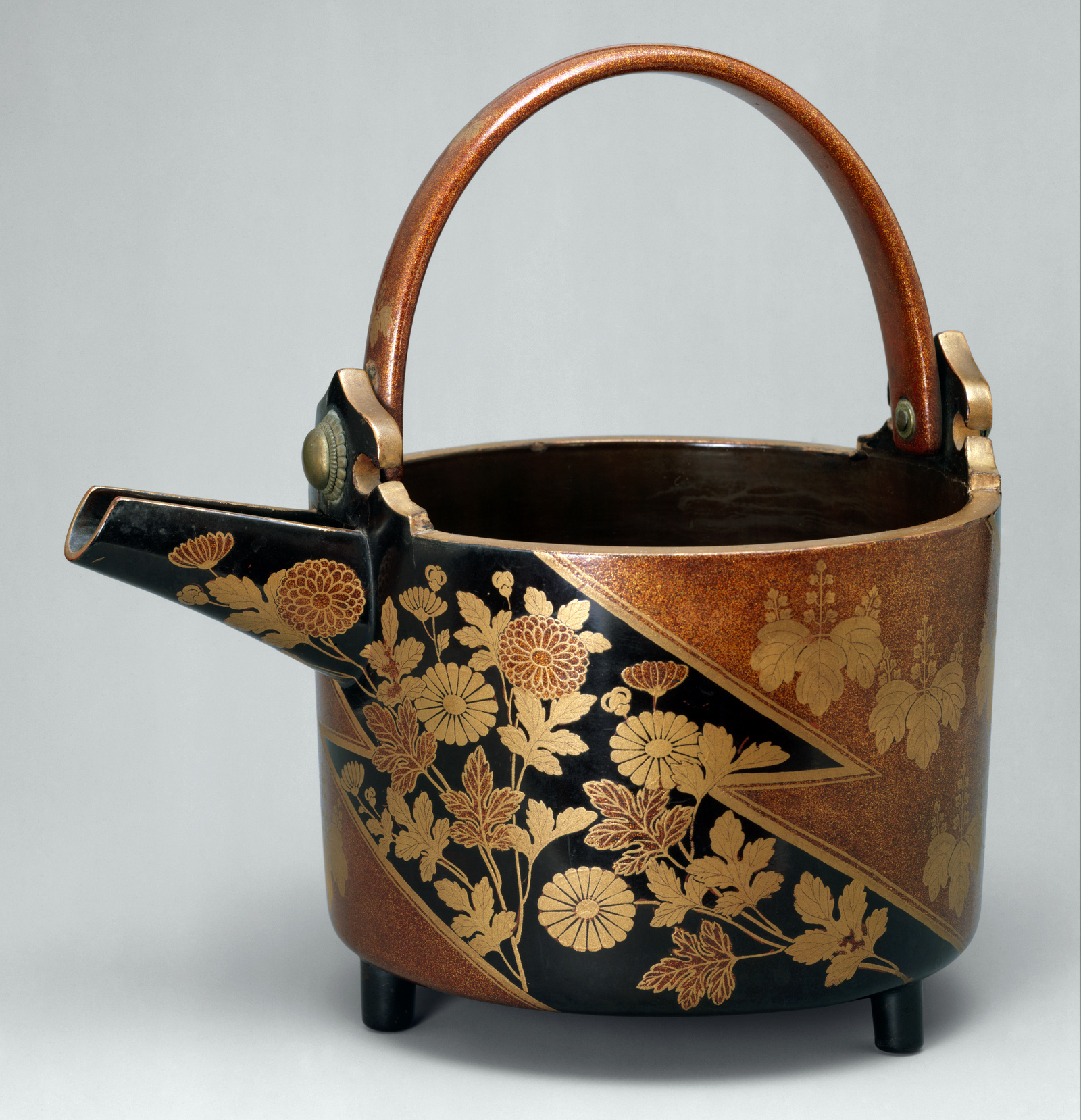 Sake Ewer (Hisage) with Chrysanthemums and Paulownia Crests in Alternating Fields, early 17th century (Momoyama period), lacquered wood with gold hiramaki-e and e-nashiji (“pear-skin picture”) on black ground, Japan, 25.4 cm x 25.7 cm (The Metropolitan Museum of Art)