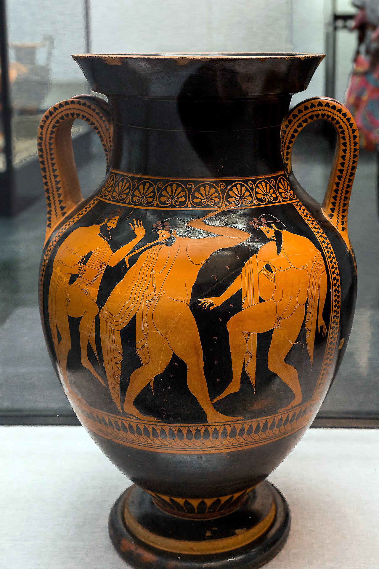 Euthymides, Three Revelers (Athenian red-figure amphora), c. 510 B.C.E., 24 inches high (Staatliche Antikensammlungen, Munich)