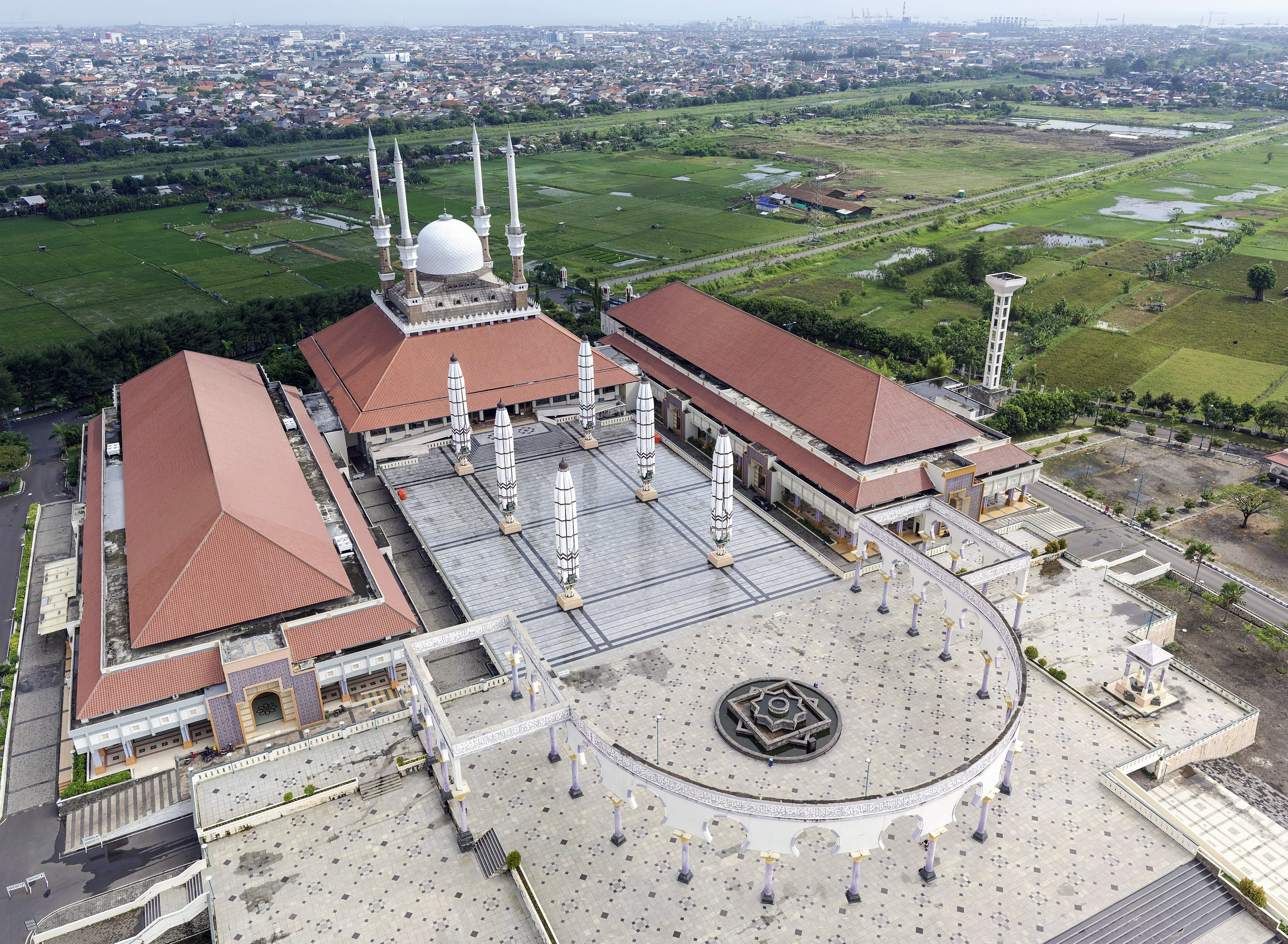 The Great Mosque of Central Java (Masjid Agung Jawa Tengah), Semarang, Central Java, Indonesia, 2002–2006 (photo: Christ Woodrich, CC BY-SA 3.0)