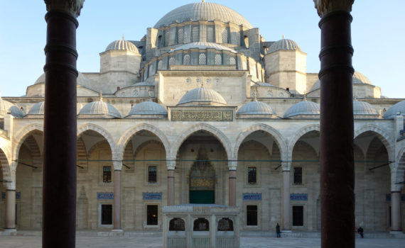Mimar Sinan, courtyard of the Süleymaniye Mosque, İstanbul, 1558 (photo: Steven Zucker, CC BY-NC-SA 2.0)