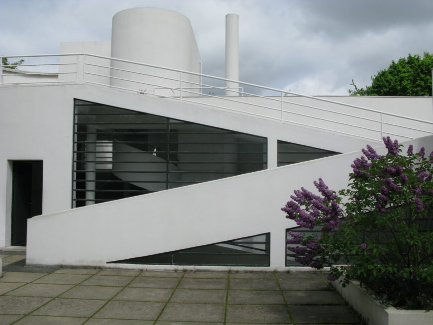 Solarium viewed from the roof terrace, Le Corbusier, Villa Savoye, Poissy, France, 1929 (photo: a-m-a-n-d-a, CC BY-NC-SA 2.0)