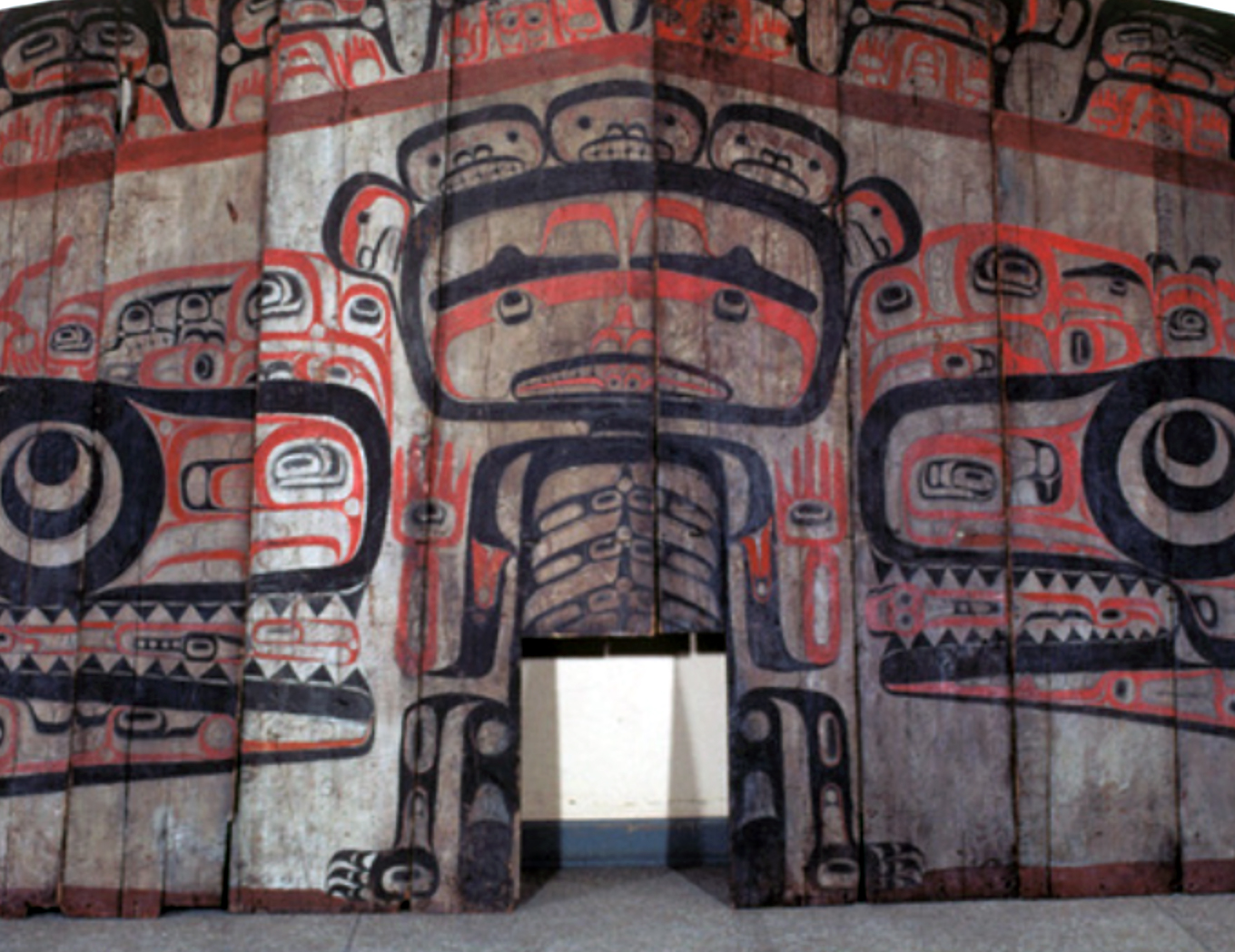 Detail of Nagunak, Tsimshian house front from Lax Kwʼalaams (Port Simpson), British Columbia, mid 19th century (National Museum of Natural History, Smithsonian Institution)