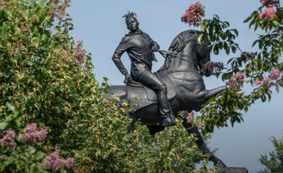Kehinde Wiley, Rumors of War, 2019, patinated bronze with stone pedestal, overall: 27’4 7/8” x 25’5 7/8” x 15’9” 5/8” (Virginia Museum of Fine Arts) © Kehinde Wiley