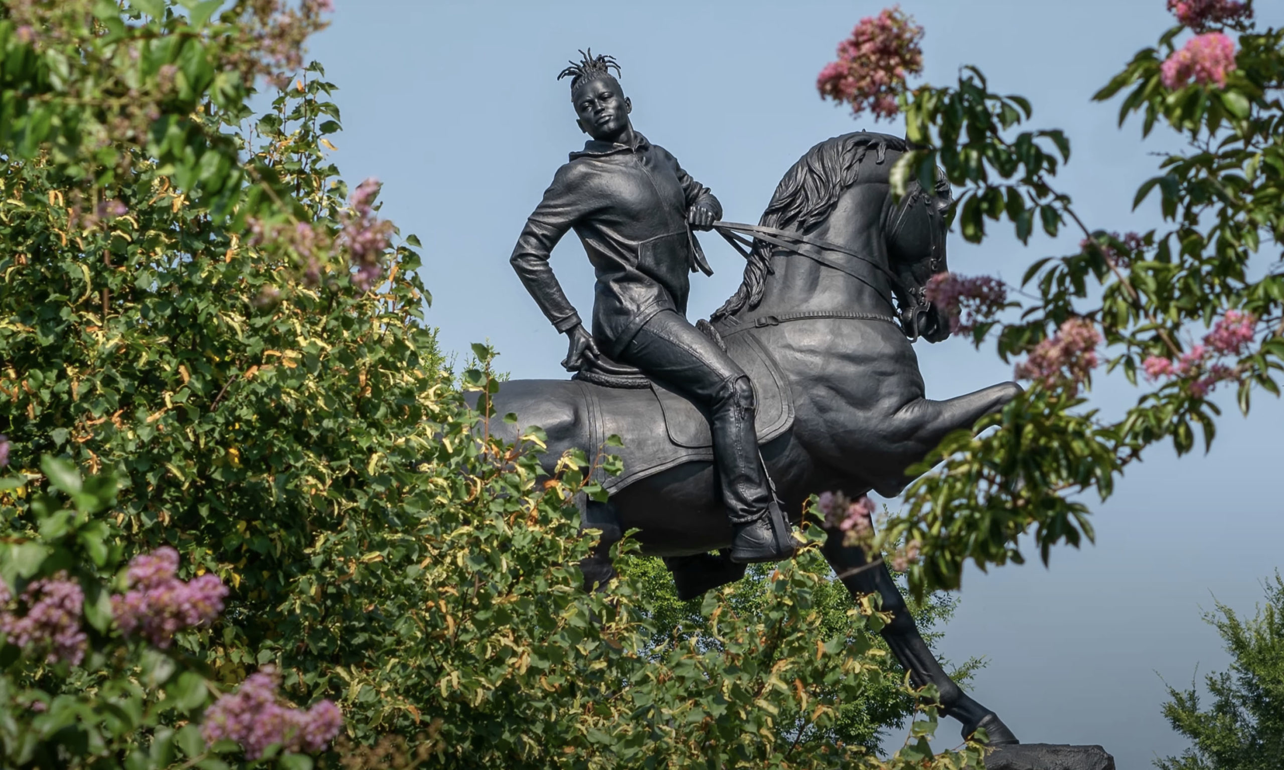 Kehinde Wiley, Rumors of War, 2019, patinated bronze with stone pedestal, overall: 27’4 7/8” x 25’5 7/8” x 15’9” 5/8” (Virginia Museum of Fine Arts) © Kehinde Wiley