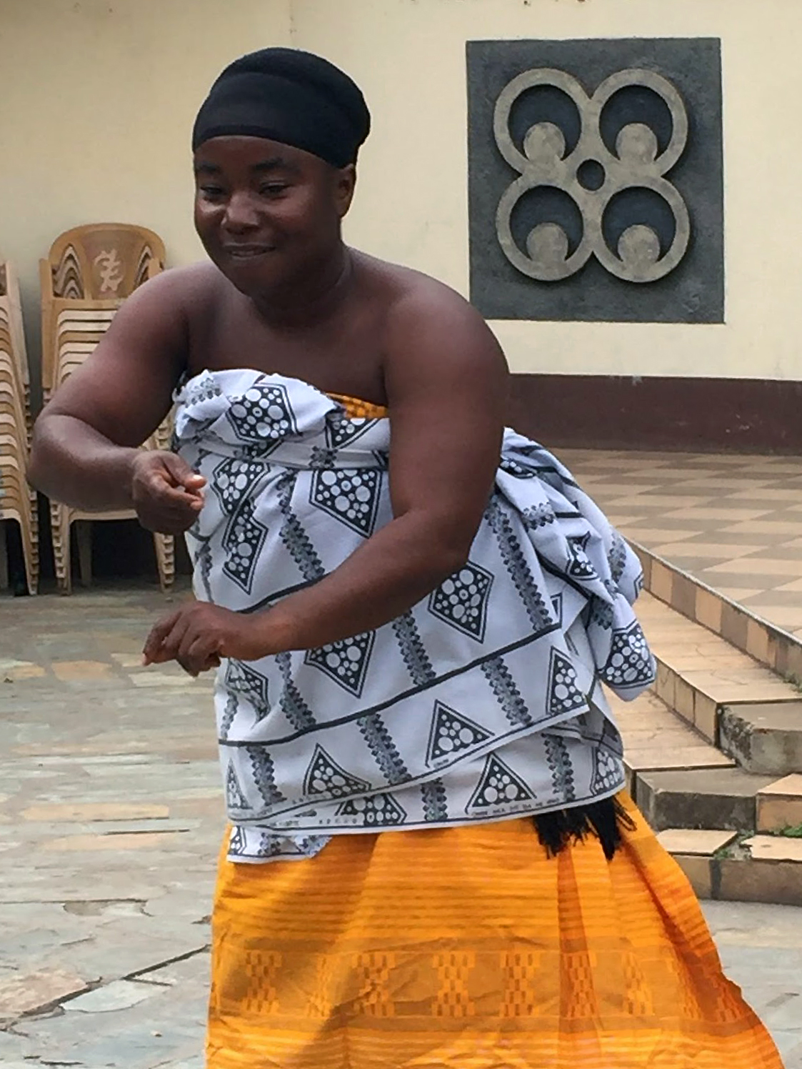 Dancer in kente cloth tapping fists, 2017, at the University of Ghana (photo: Peri Klemm)