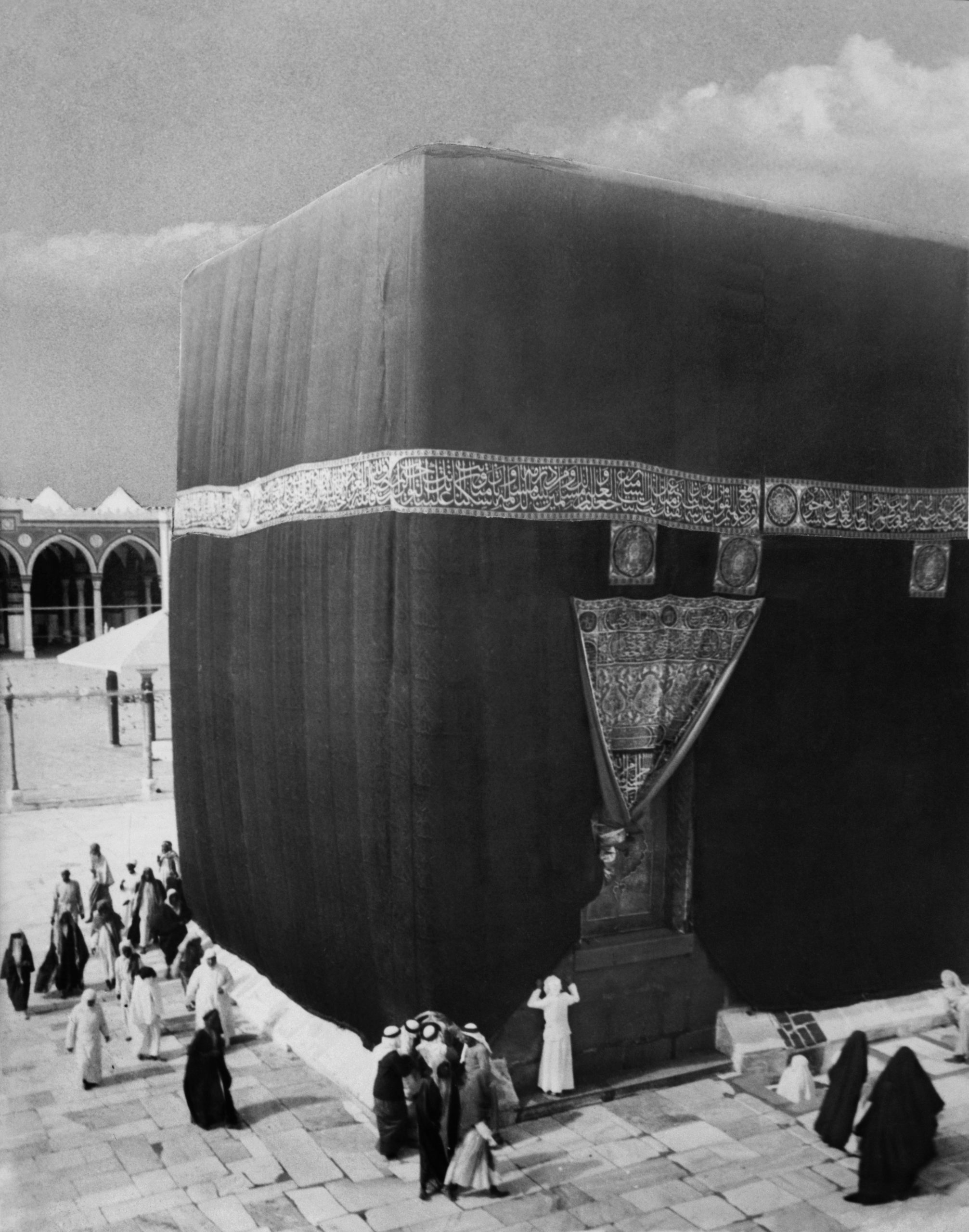Tha Kaaba with kiswa, c. 1910 (photo: G. Eric or Edith Matson, Library of Congress) 