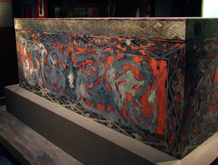 Red inner coffin, Tomb 1 at Mawangdui, Changsha, Hunan Province, 2nd century B.C.E., lacquered wood (photo: 猫猫的日记本, CC BY 4.0)