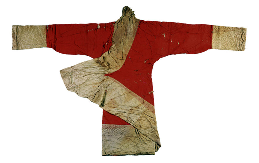 Floss silk padded robe, Western Han Dynasty, 2nd century B.C.E., length: 140 cm, overall length of the sleeves: 245 cm, width at waist: 52 cm, from tomb 1 (Hunan Provincial Museum)