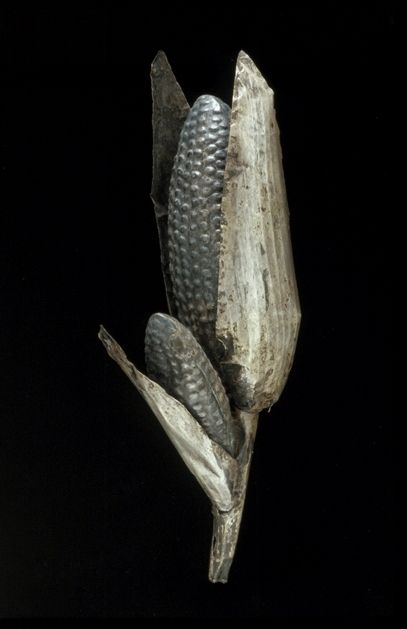 Maize cobs, Inka, c. 1440–1533, Sheet metal/repoussé, metal alloys, 25.7 x 6 x 9 cm (Ethnological Museum, Berlin) (photo: Ethnological Museum, Berlin, CC BY-NC-SA)