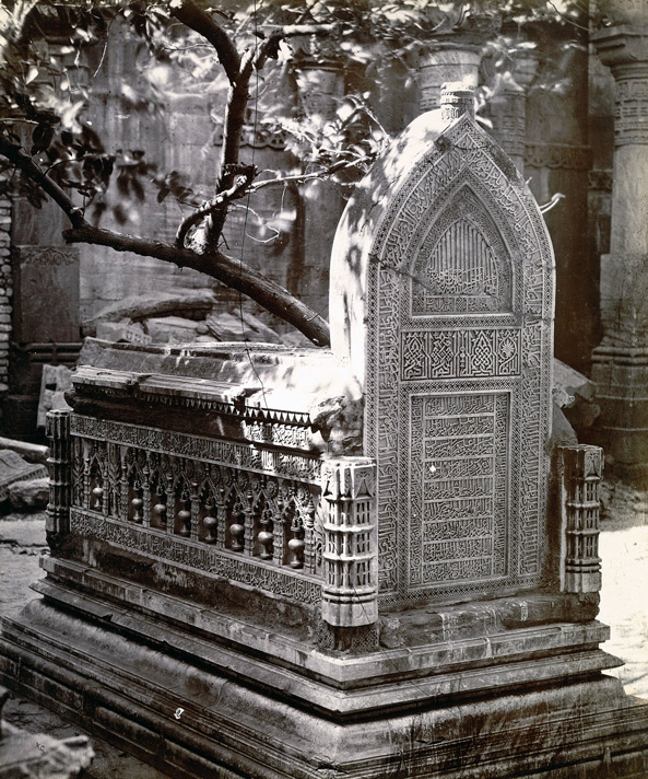 Omar bin Ahmad Al Kazaruni's Tomb in the Jami Masjid, Khambhat (Cambay), photographic print by Henry Cousens from 1885 (British Library)