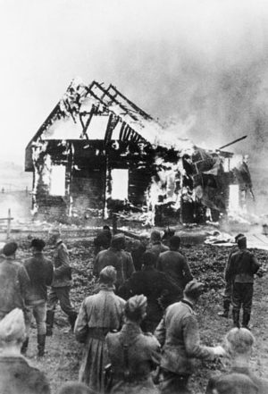 German soldiers observe burning wooden synagogue in Lithuania during World War II, 1941, Bild 183-L19427, Das Bundesarchiv (Wikimedia Commons)