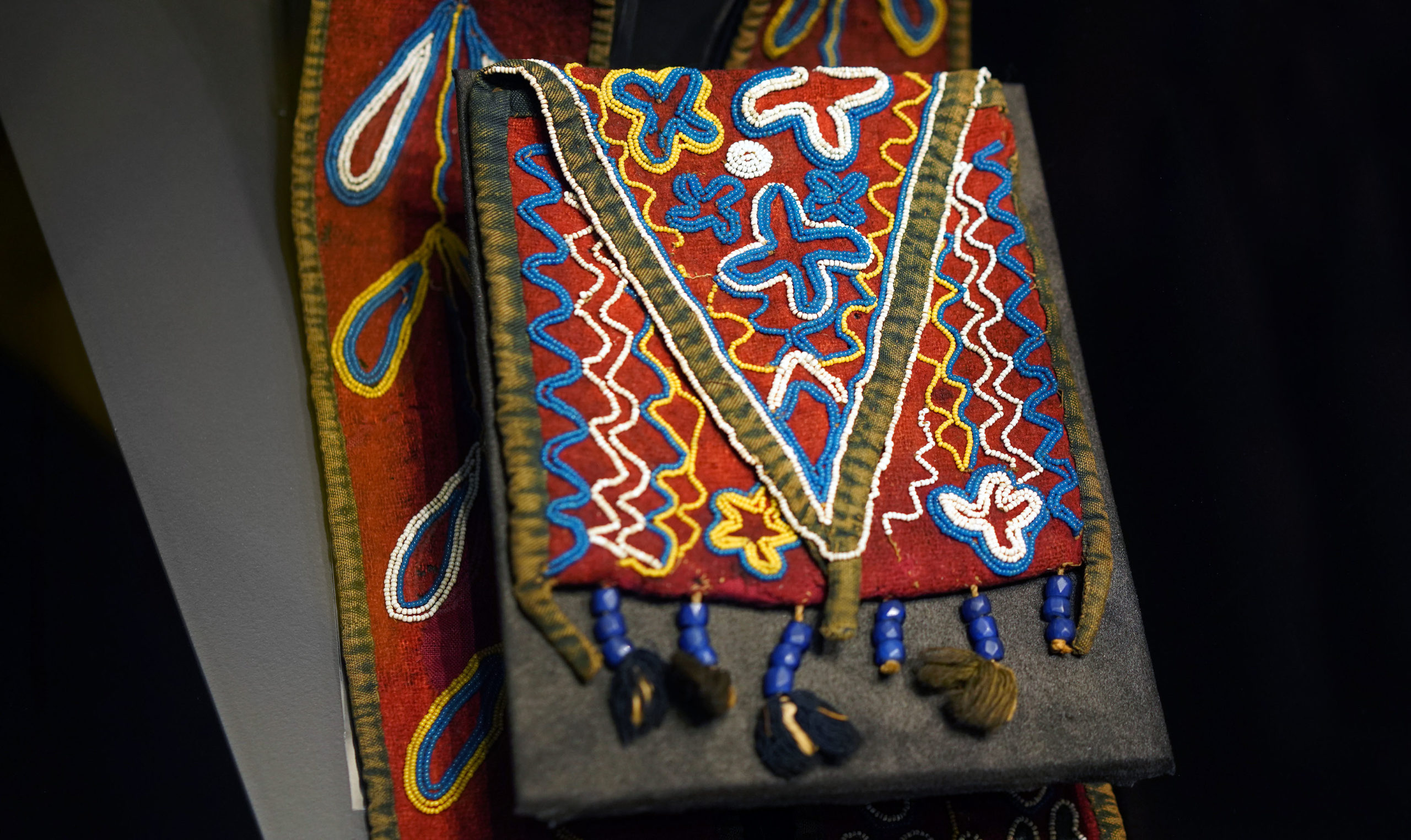 Bandolier bag, likely Delaware, wool, glass beads, cotton, fringe c. 1860 (The American Civil War Museum, photo: Steven Zucker, CC BY-NC-SA 2.0))