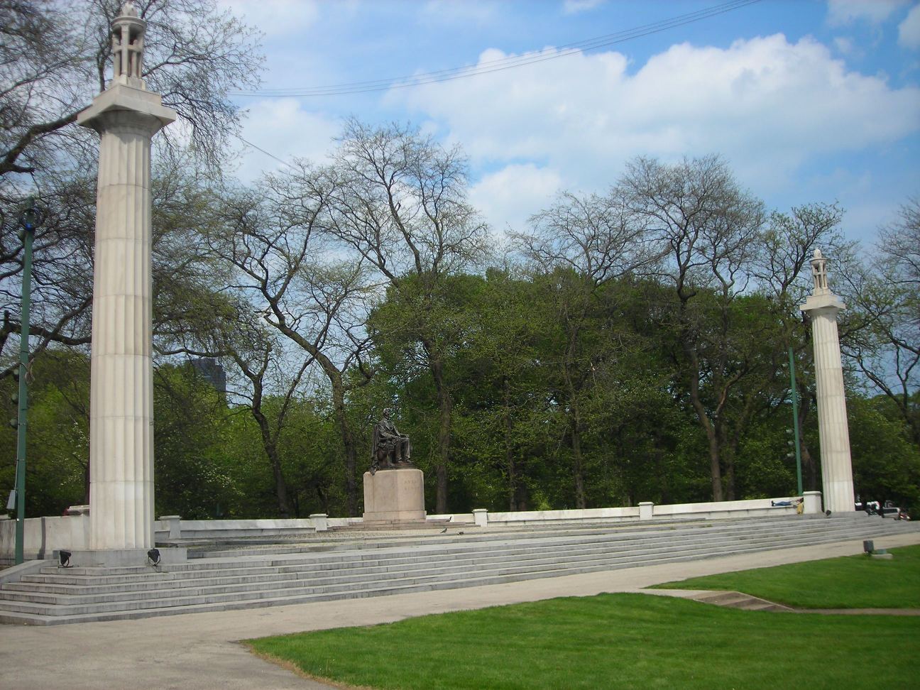 Augustus Saint-Gaudens and Stanford White, <em>Abraham Lincoln, Head of State</em>, cast 1908, installed 1926, bronze, granite, and marble, 35 x 150 x 60 feet (Chicago Park District)