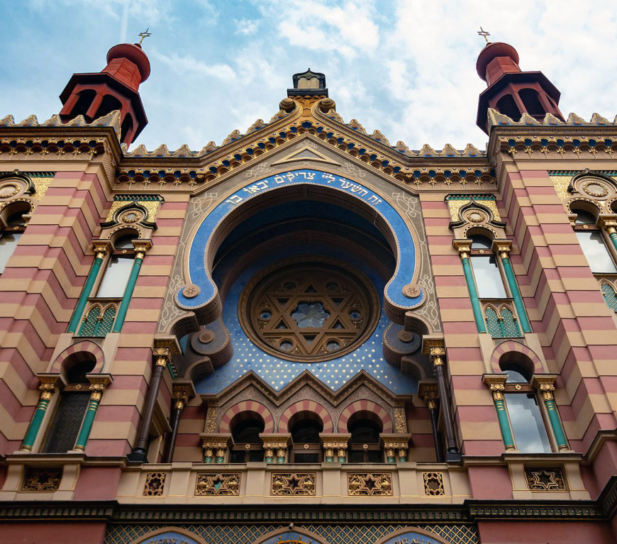 Example of the Neo-Moorish style, Jubilee Synagogue (also known as the Jerusalem Synagogue), designed by Wilhelm Stiassny and named for the silver Jubilee of Emperor Franz Joseph I of Austria, 1906, Prague, Czech Republic (photo: XRay, CC BY-SA 4.0)